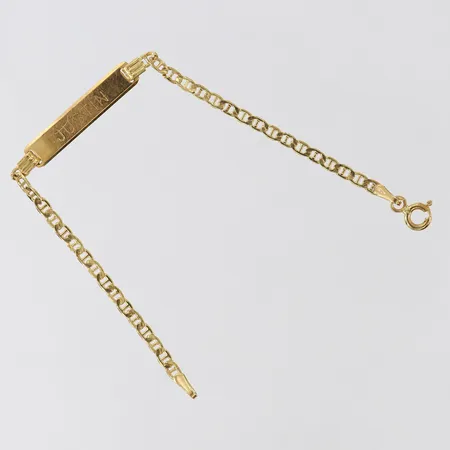 Armband med bricka, ca 14,5cm, bredd 2-4,5mm, gravyr. 18K  Vikt: 2,1 g