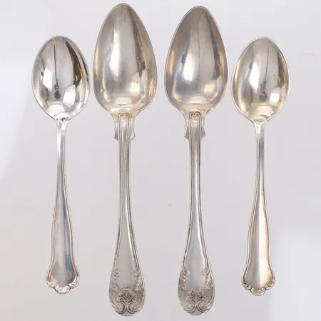 4 Skedar, längd 11-13,5cm, udda modeller, gravyr, silver 830/1000 Vikt: 62,5 g