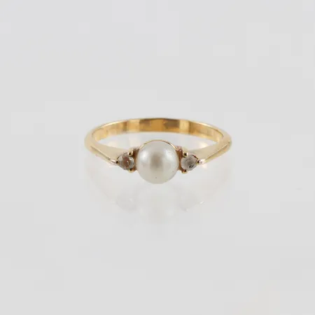 Ring med pärla och små stenar, stl 18mm, förgyllt silver Vikt: 2,3 g