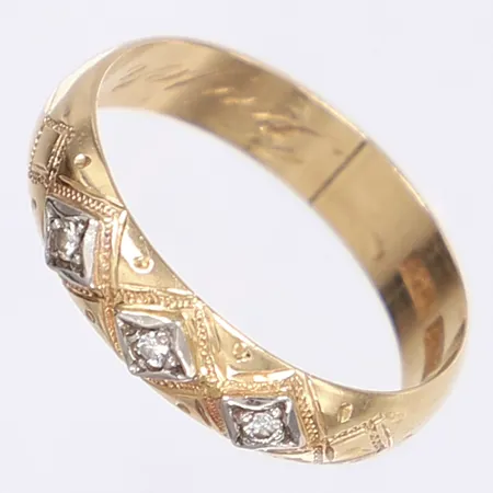 Ring med dekor och dia 3 x ca 0,01ct, stl 20, bredd 5mm, 18K, gravyr Vikt: 4,7 g