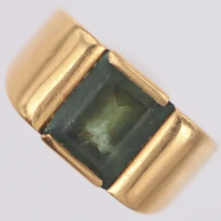 Ring med grön sten, stl 16½, bredd 9,5mm, skev skena, 18K Vikt: 4 g