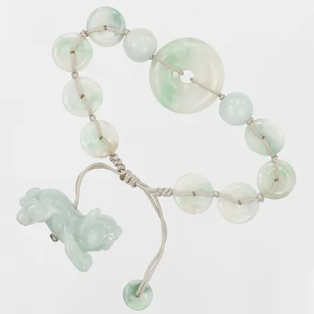 Armband med gröna stenar, innermått 18-14mm, bredd 22mm. 