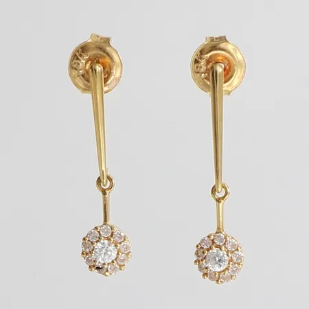 Ett par örhängen med vita stenar, 17x4mm, 18K.  Vikt: 0,8 g