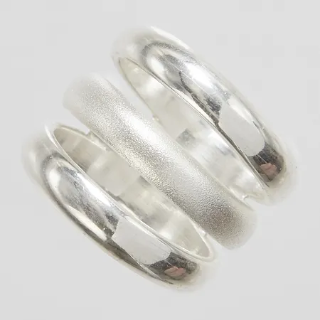 Ring, stl 15¼, bredd 11-16,5mm, Exign, 925/1000 silver Vikt: 8,1 g