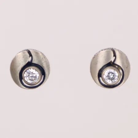 Ett par örhängen med vita stenar, Karl Laine, Ø7,7mm, silver 925/1000 Vikt: 1,6 g