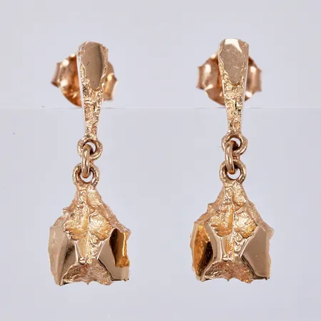 Ett par örhängen, längd: ca 2 cm, bredd: ca 1-7mm, 18K Vikt: 2 g