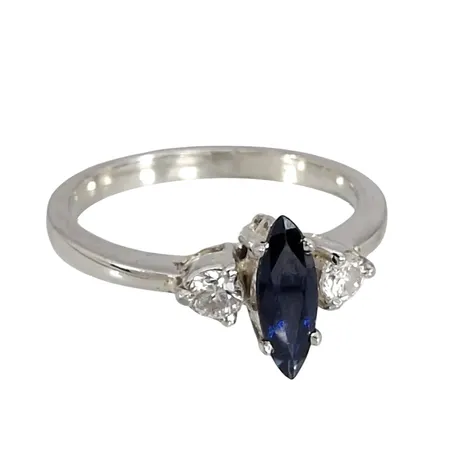 Ring, 18K vitguld, Safir 3 x 8,5 mm, Diamanter 2 x 0,07ct, ostämplad, Ø16½ mm, skenans bredd 1,3 - 2 mm, fint skick, stenar utan anmärkning Vikt: 3 g