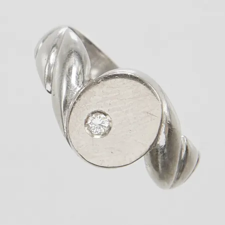 Ring, diamant 1 x ca 0,02ct, stl 14¾, bredd 3,5-8,5mm, vitguld, repig, 18K Vikt: 4,1 g