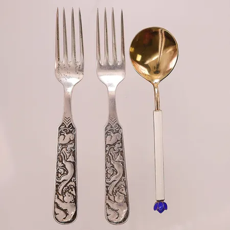 Bestick, 2 Gafflar, 14,5cm, 1 Sked, 12,5cm, gravyr finns, Silver S830-925/1000, 79,0g.