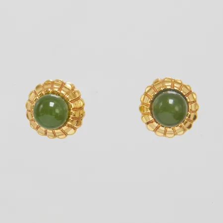 Ett par örhängen, nefrit jade, Ø 10mm, snurrebussar i gulmetall, 18K, bruttovikt: 2,2g.