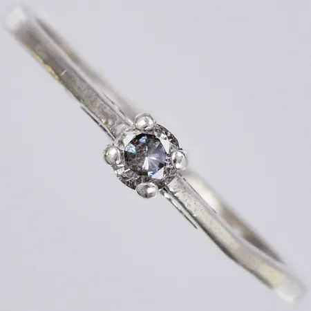 Ring med vit sten, stl. 18½, bredd: ca 2-4mm, silver, 925/1000 Vikt: 1,2 g