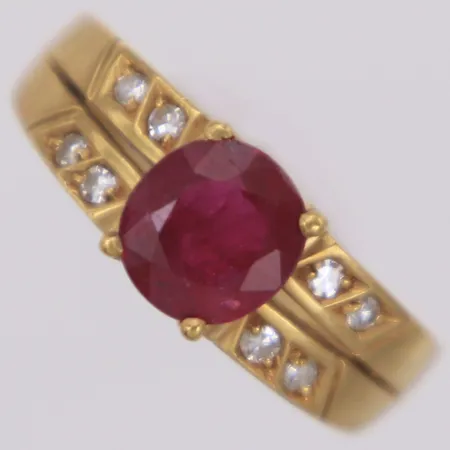 Ring med röd sten och diamanter 8xca0,01ct, stl 17, bredd 2,5-7,3mm, svensk importstämpel, 18K  Vikt: 4,7 g