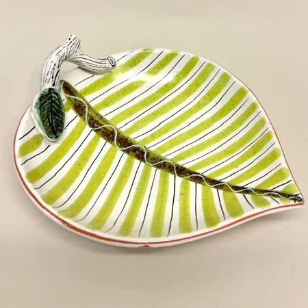 Fat, längd 19cm, design Stig Lindberg (1916-1982), fajansmålare Marianne Preissler, Gustavsberg, två nagg, signerat Sweden 22-AD-86, lergods Skickas med paket.