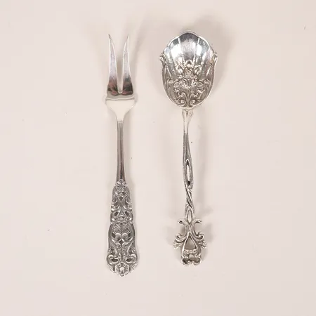 Serveringsgaffel och sked, olika modeller och tillverkare, längd 10cm, slitage, silver. Vikt: 20,8 g