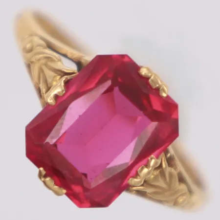 Ring med röd sten, stl 17¾, bredd 1,3-11,1mm, Guldvaruaktiebolaget G. Dahlgren & Co Ab, år 1946, 18K  Vikt: 2,4 g