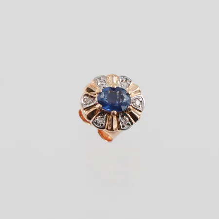 Udda örhänge safir och små diamanter, ca 8x7,2mm, 18k  Vikt: 0,8 g