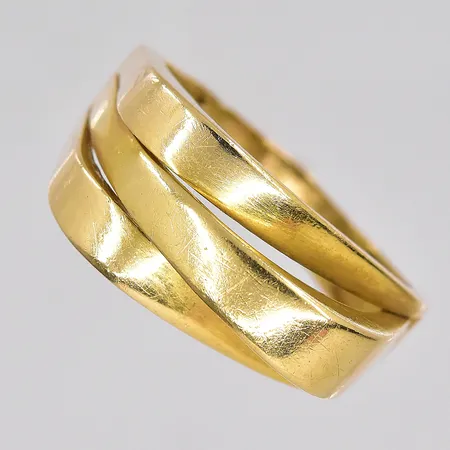 Ring, stl 20¾, bredd ovandel 11,7mm, bucklig skena, 18K Vikt: 7,6 g