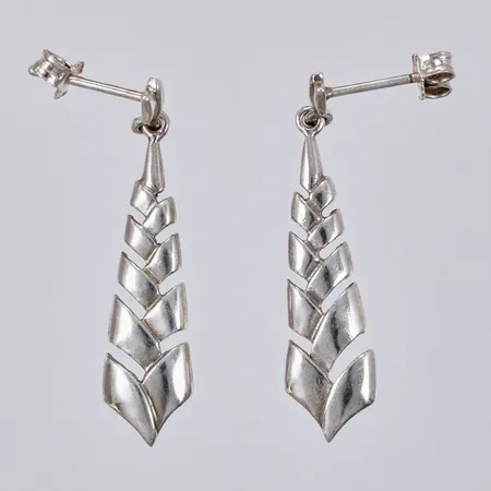Ett par örhängen, längd: ca 3,5cm, bredd: ca 1-7mm, silver, 925/1000 Vikt: 2,5 g