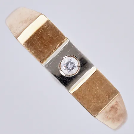 Klackring med vit sten, stl. 20, bredd: ca 2-5mm, guld/vitguld, 18K Vikt: 5,1 g