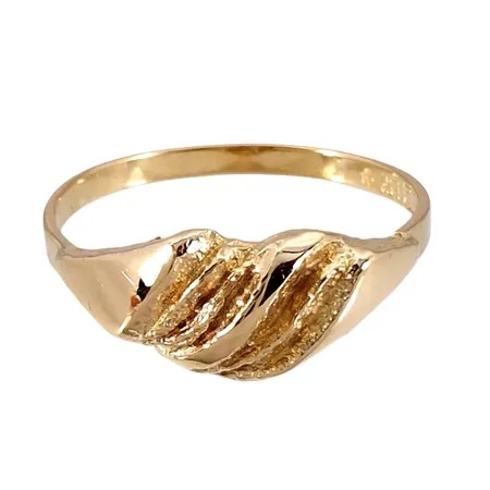 Ring, 18K guld, delvis strukturmönstrad, design Riitta Hakala, stämplad Riitta och SGS, svensk kontrollstämpel, Ø17,0 mm, bredd 1,5 - 6,5 mm, fint skick Vikt: 1,6 g
