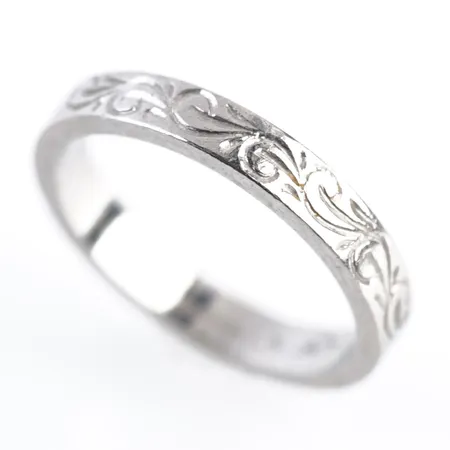 Ring, vitguld, stl 15(47), bredd 3mm, 18k, gravyr Vikt: 3,7 g