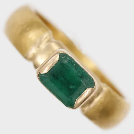Ring med smaragd, mått ca: 0,7x0,5mm, stl: 15¾, bredd: 5mm, personlig gravyr, Berg K E, Umeå år 1913, bruksslitage, repor/nagg på smaragd,  23K guld.  Vikt: 7,7 g