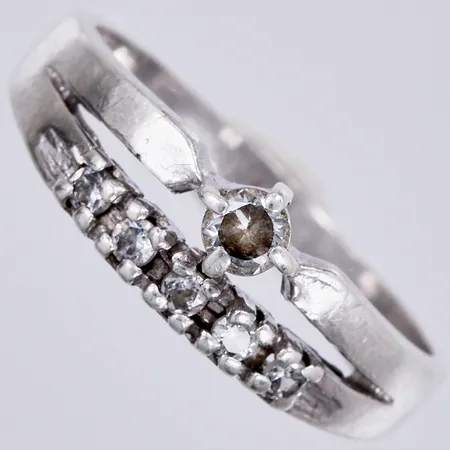Ring med vita stenar, stl. 16, bredd: ca 2-6mm, silver, 830/1000 Vikt: 1,8 g