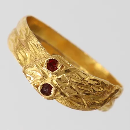 Ring med röda stenar, stl 18¾, bredd ca 5-6mm, skev, 22K Vikt: 4,7 g