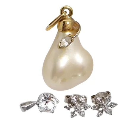 Örhängen, silver, Diamanter 2 x 0,02ct, örhängenas storlek 8x8 mm, olika ploppar. Hänge, silver 830/1000, vit sten, längd inkl. ögla 12 mm. Större hänge, förgyllt silver 925/1000, syntetisk pärla, vit sten, längd inkl. ögla 38 mm. Vikt: 10,8 g