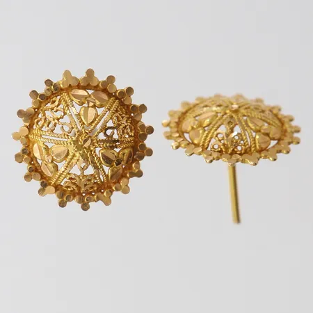 Ett par örhängen, Ø17mm, saknar snurrebuss, ostämplat 18K.  Vikt: 3,2 g
