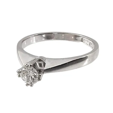 Diamantring, 18K vitguld, Diamant 0,22ct - stämplat på skenans insida, Örns Juvelatelje, Göteborg, svensk kontrollstämpel, Ø16¾ mm, bredd 2-5 mm Vikt: 3,1 g
