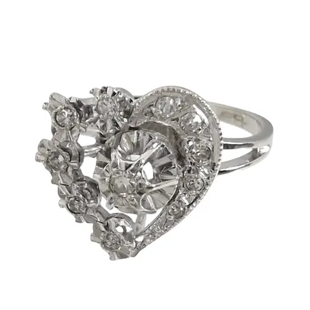 Diamantring, 18K vitguld, front i form av Hjärta, Diamanter 11 st - totalt 0,10ct (stämplat på skenans insida), Ø15¼ mm, bredd 1,3 - 11,5 mm, fint skick, borttag av gravyr ingår Vikt: 2,4 g