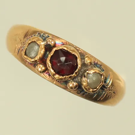 Ring med röd sten och pärlor, stl 17½, bredd 3-6mm, gravyr, sliten sten & pärlor, 20K, 3,1g Vikt: 3,1 g