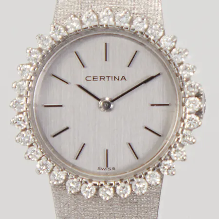 Damur Certina, Ø ca 23mm, manuell/mekanisk, boettnummer 811 9378 67,  diamantkrans ca 32x0,02ct, integrerad länk, längd inklusive uret ställbar i låset ca 16,5 -17,5cm, vitguld 18K, Bruttovikt: 43,4g Vikt: 0 g