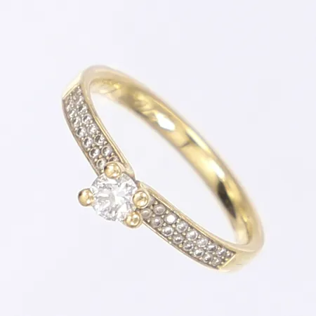 Ring med diamanter, totalt ca 0,30ctv, stl 17¼, GJ 750, 54, gravyr, skeva klor, 18K  Vikt: 3 g
