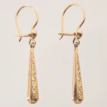 Ett par örhängen med dekor, 22x5mm, något skeva, 18K  Vikt: 2,5 g