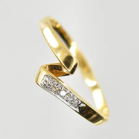 Ring med vit sten, stl 18½, bredd 2-7 mm, rödguld/vitguld, 18K. Vikt: 2 g