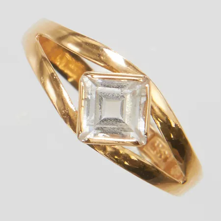 Ring, vit sten, stl 16¾, bredd 2-6,8mm, 18K Vikt: 0,9 g
