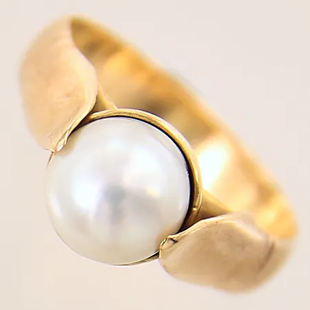 Ring med odlad pärla, stl 18, bredd 4-9mm, något lös pärla, 18K  Vikt: 5 g