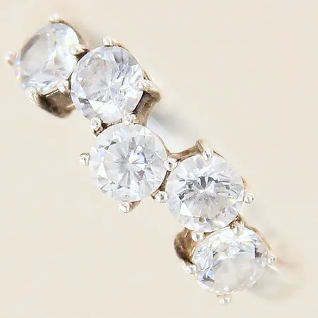 Ring med vita stenar, stl 17, bredd 2-5mm, GHA, silver 925/1000 Vikt: 2,7 g