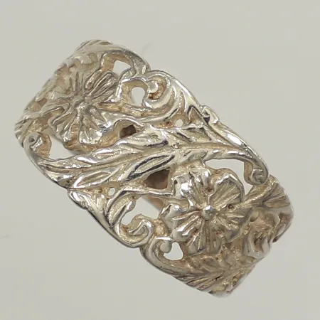Ring, stl 17½, bredd 4,4-11,4mm, 925/1000 silver Vikt: 4,5 g