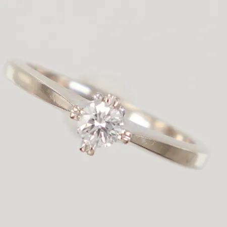 Ring, stl 15½, bredd 1,6-5,4mm, briljantslipad diaman 1x20ct enligt gravyr, bör omrodieras, vitguld, 18K,  Vikt: 2,7 g