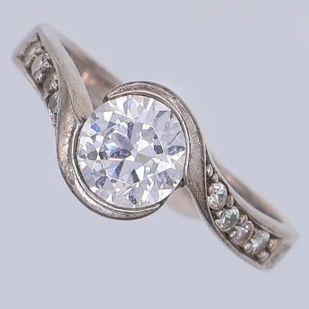 Ring, vita stenar, stl 18¾, 925/1000 silver Vikt: 4,2 g