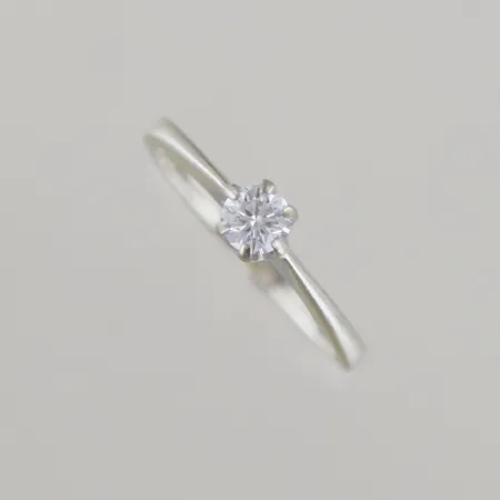 Ring med solitär diamant 0,25ct WSI, Ø 16 mm, 18k, behöver rodieras Vikt: 2,5 g