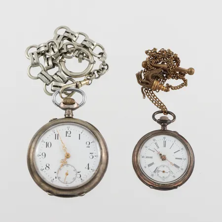Fickur 2 st, skador, fungerar ej, diameter ca 4-5 cm,silver,kedjor i vit och gulmetall.