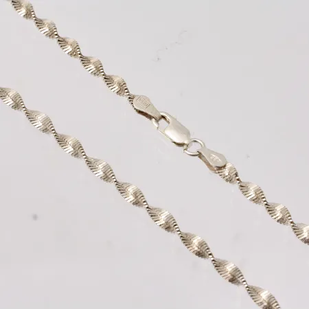 Kedja i silver, 44,5cm, tvinnad länk, bredd 3,3mm, 925/1000, tillverkad av Guldfynd, 6,96g.