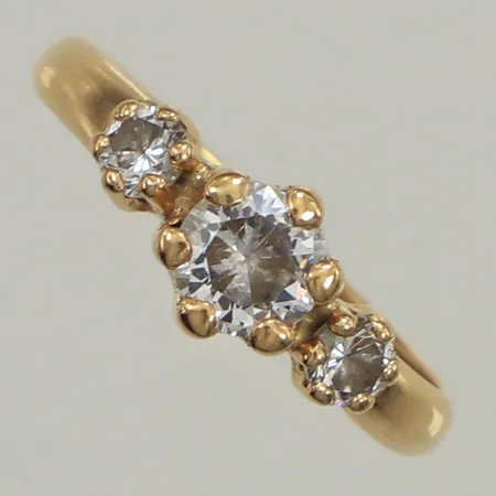 Ring vita stenar, stl 15½, bredd 6mm, GHA, 18K  Vikt: 1,1 g
