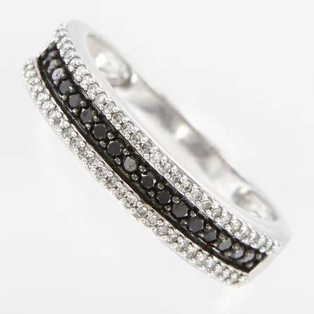 Ring vitguld med diamanter 54x0,005ct samt svarta diamanter 0,17ct, stl 17¾, bredd ca 5mm, 18K Vikt: 3,8 g