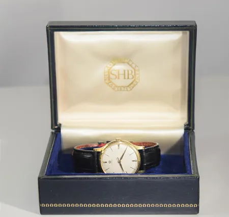 Herrur Omega 60-tal 18k med box verknummer 17816301. Graverad. Liten buckla på baksidan . Gåva Svenska Handelsbanken. Klockan tickar. Vi lämnar ingen funktionsgaranti Vikt: 0 g