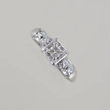 Ring diamanter Wesselton c:a 0,05 + 2 st 0,02ct, Ø 16 mm, 14k Vikt: 2,7 g